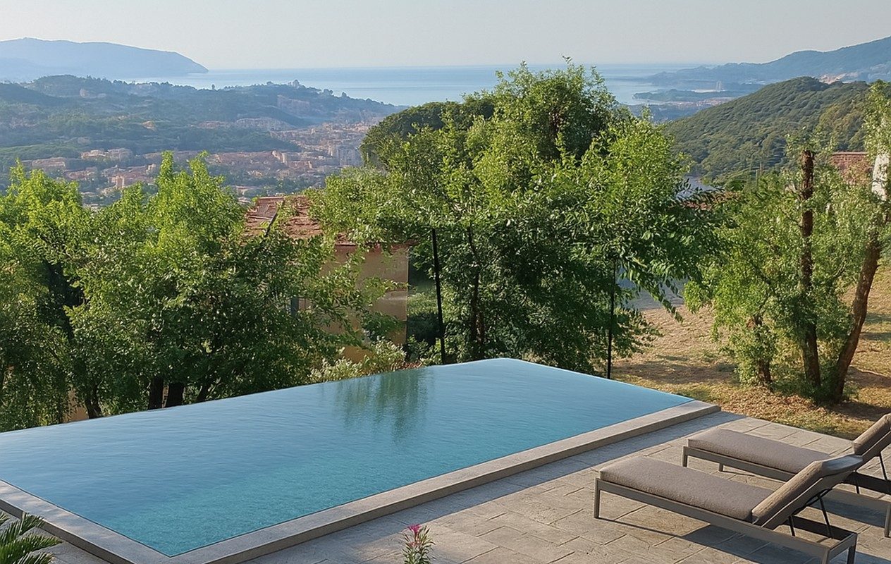 Projet de piscine à débordement avec vue mer